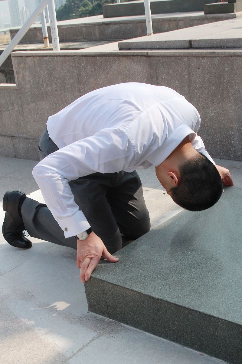 都是男性磕头?这现象背后,是传统习俗与现代观念的碰撞