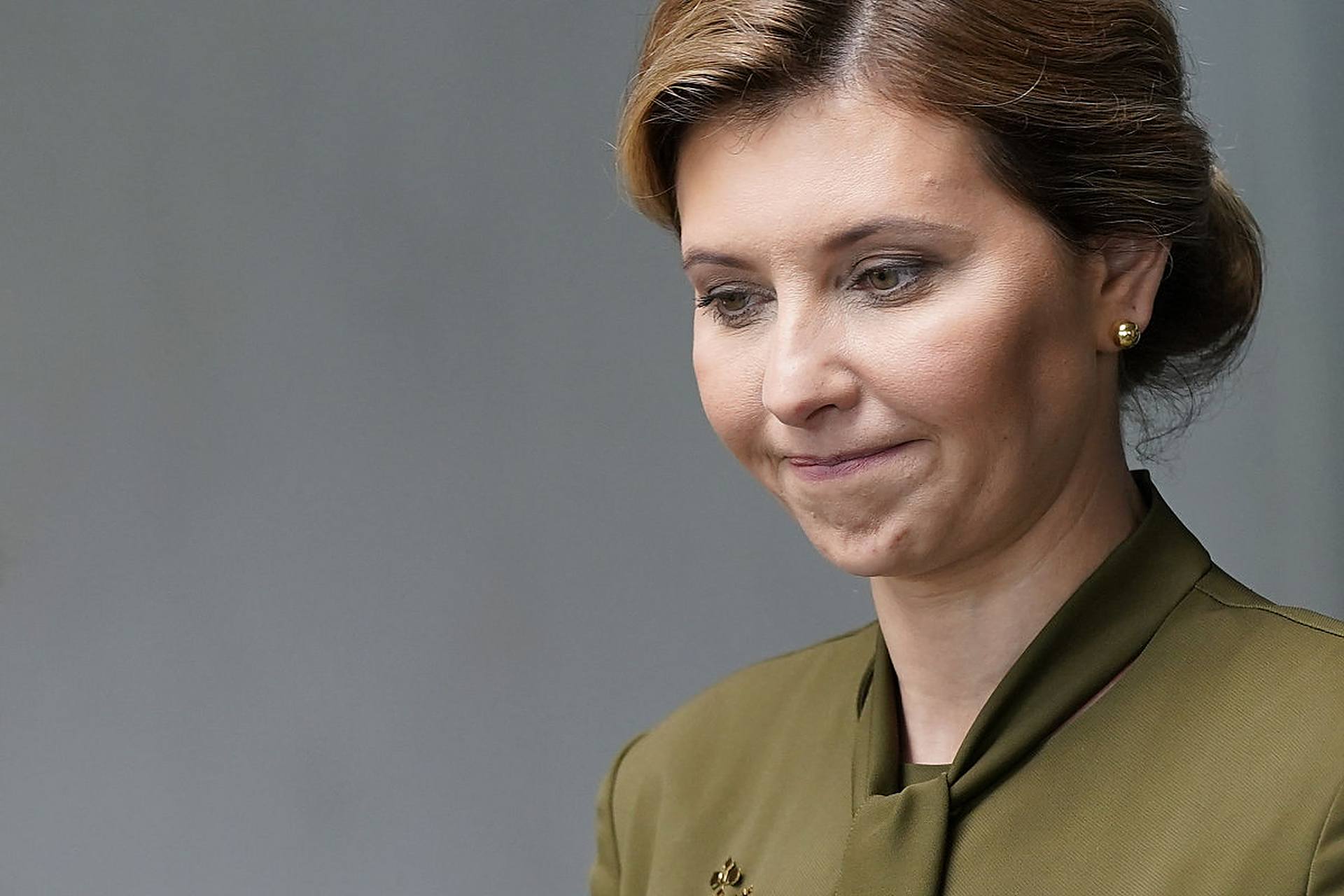 近日泽连斯基夫人叶莲娜抵达韩国,准备拜访韩总统尹锡悦,准备让韩国