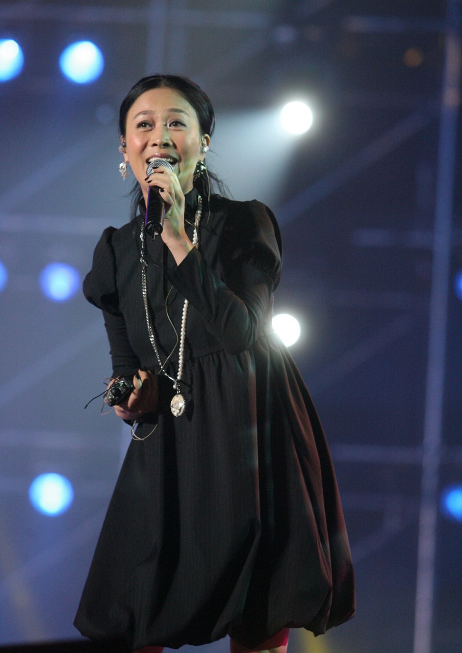 歌手那英,小时候住姥姥家,沈阳农村,邻居大妈说,她可淘气了,姥姥家养