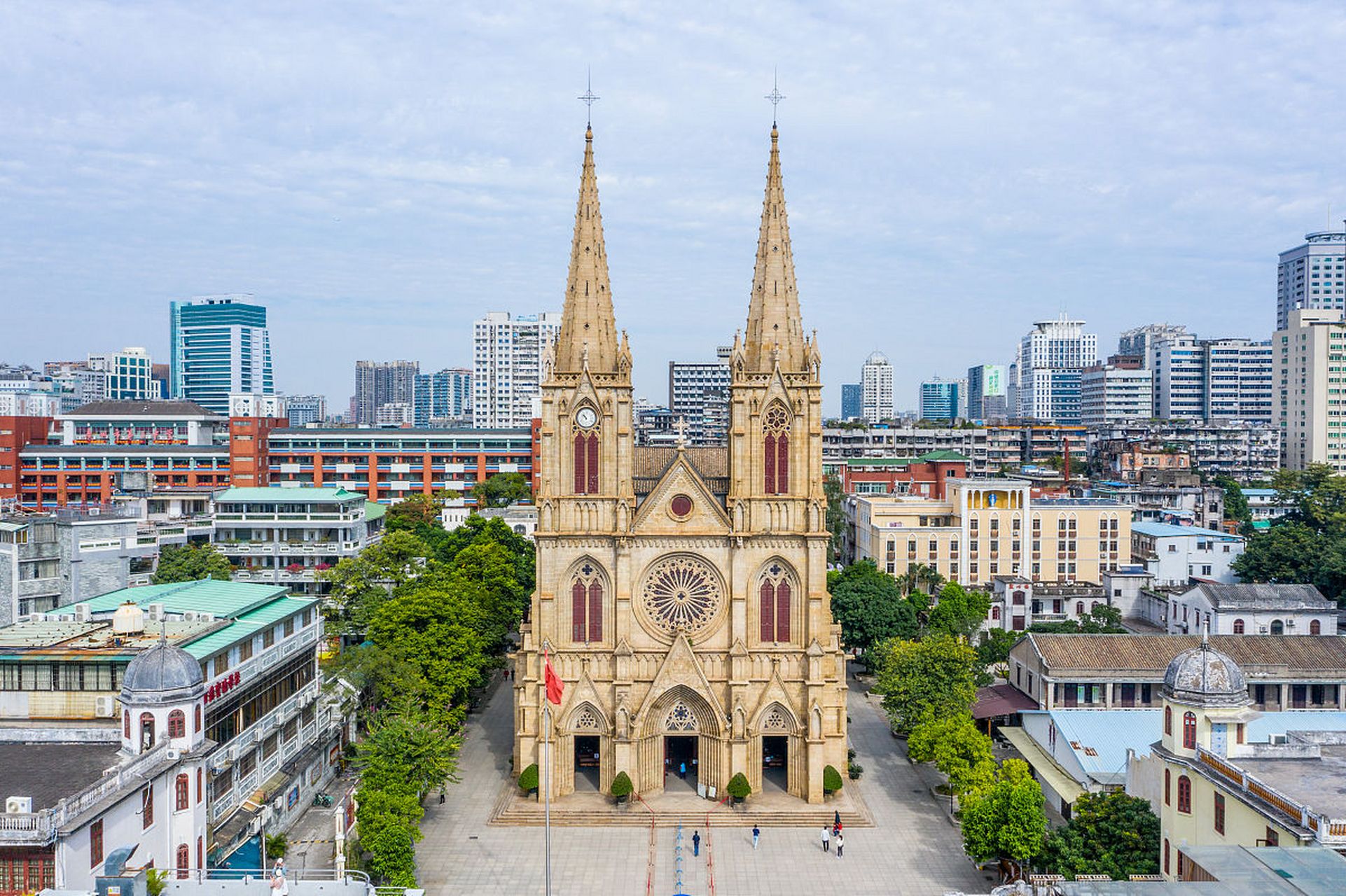 广州圣心大教堂的石碑碎了!