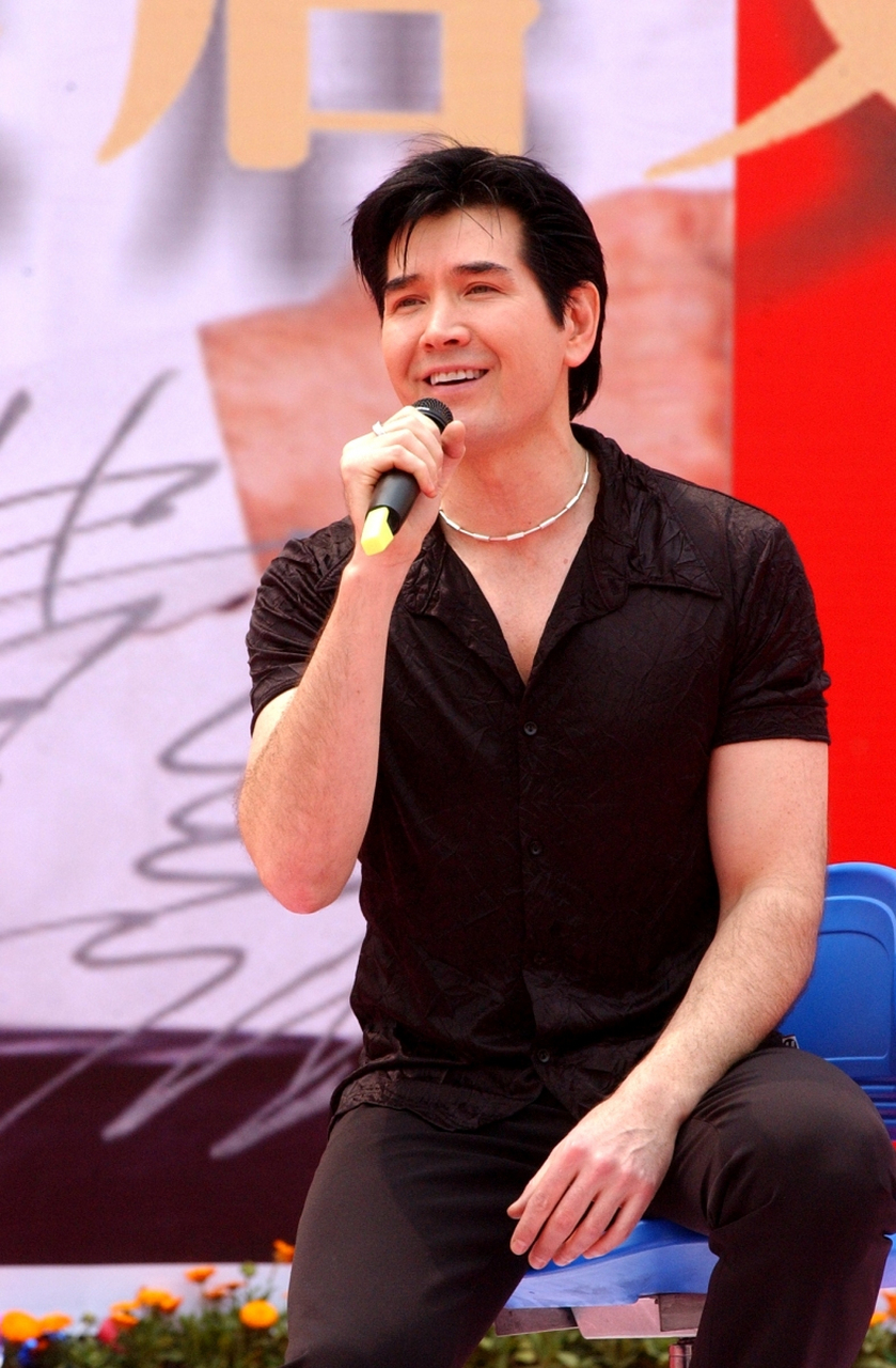 演员费翔说,美国演员的敬业程度,超乎你的想象,纽约有八万多演员,能够