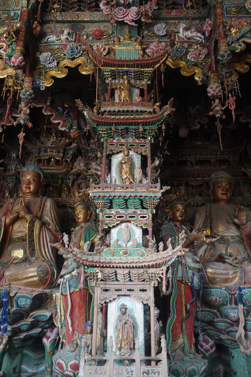 彬县大佛寺,坐落于陕西省彬县城西十公里的泾河北岸,是一处震撼饶心