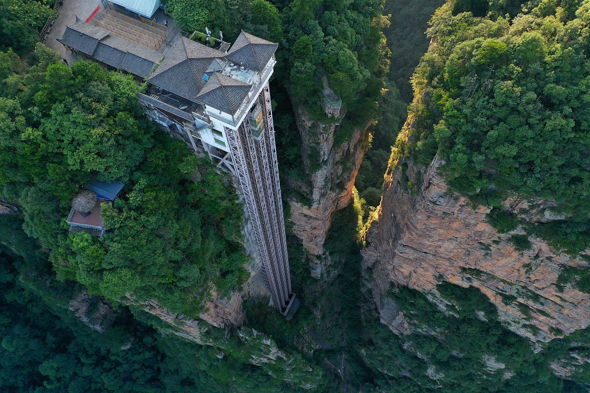 航拍湖南省张家界市百龙天梯:穿越峭壁,领略壮美风光  在湖南省张家界