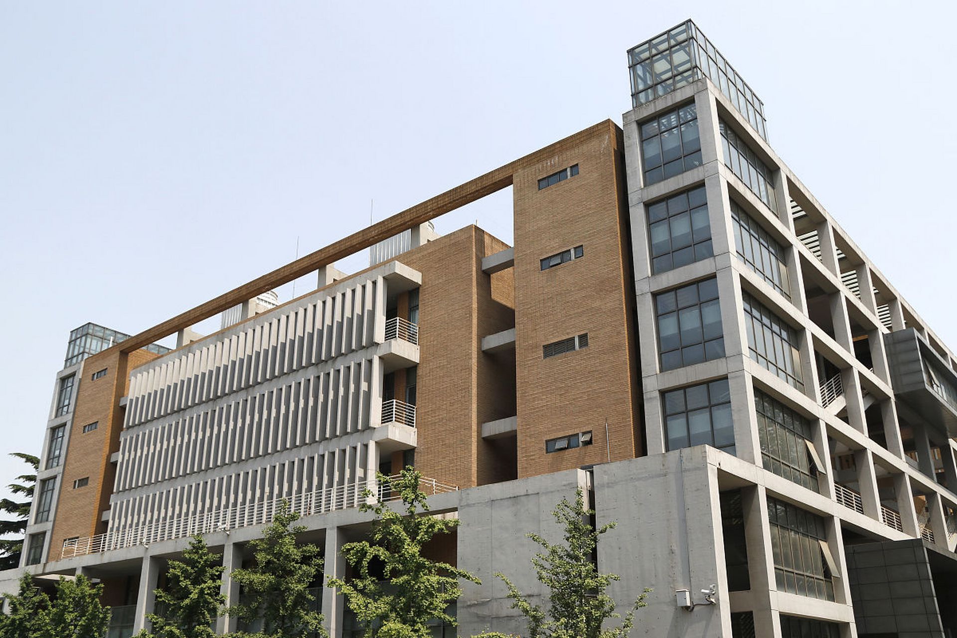 大连外国语大学(dalian university of foreign languages)位于中国