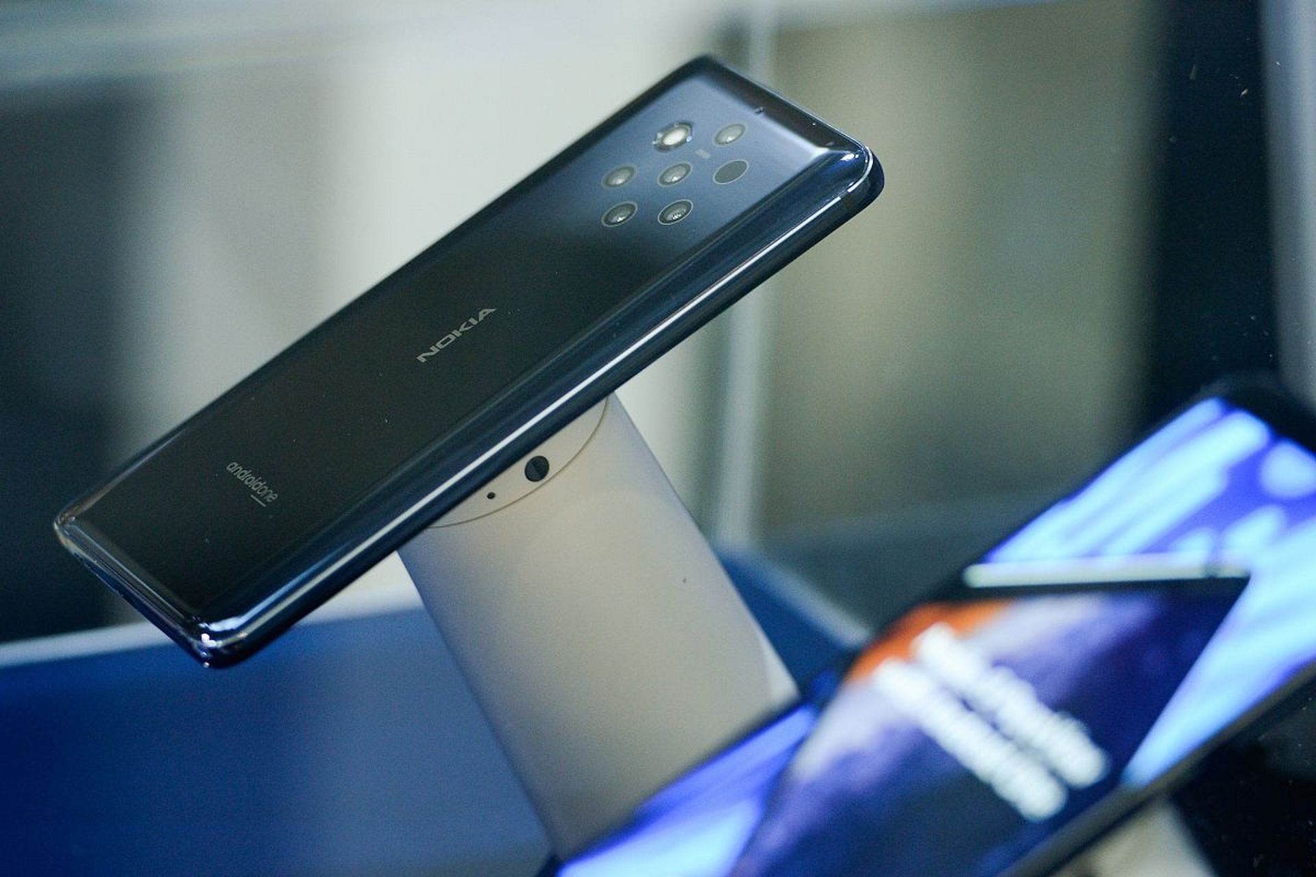 据悉,华为供应链公司已开始向其提供高端旗舰手机的供货.