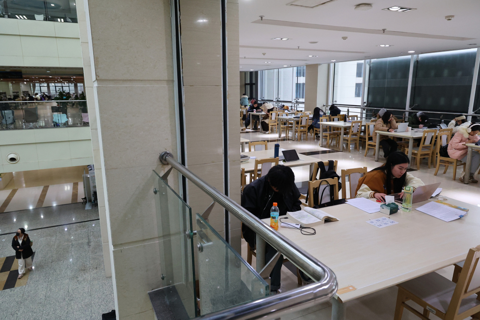 考研前夜,图书馆闭馆音乐《一路生花》响起,引发了无数考研学子的共鸣