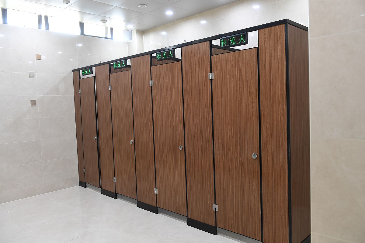 公共厕所门下的小空间的诸多用处你都知道吗?