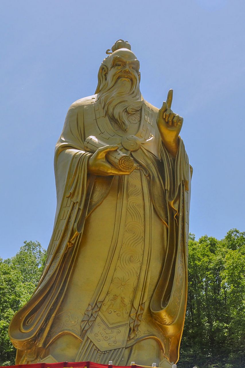 这是位于苏州的老子吐舌雕像,作者是一个叫田世信雕刻家.