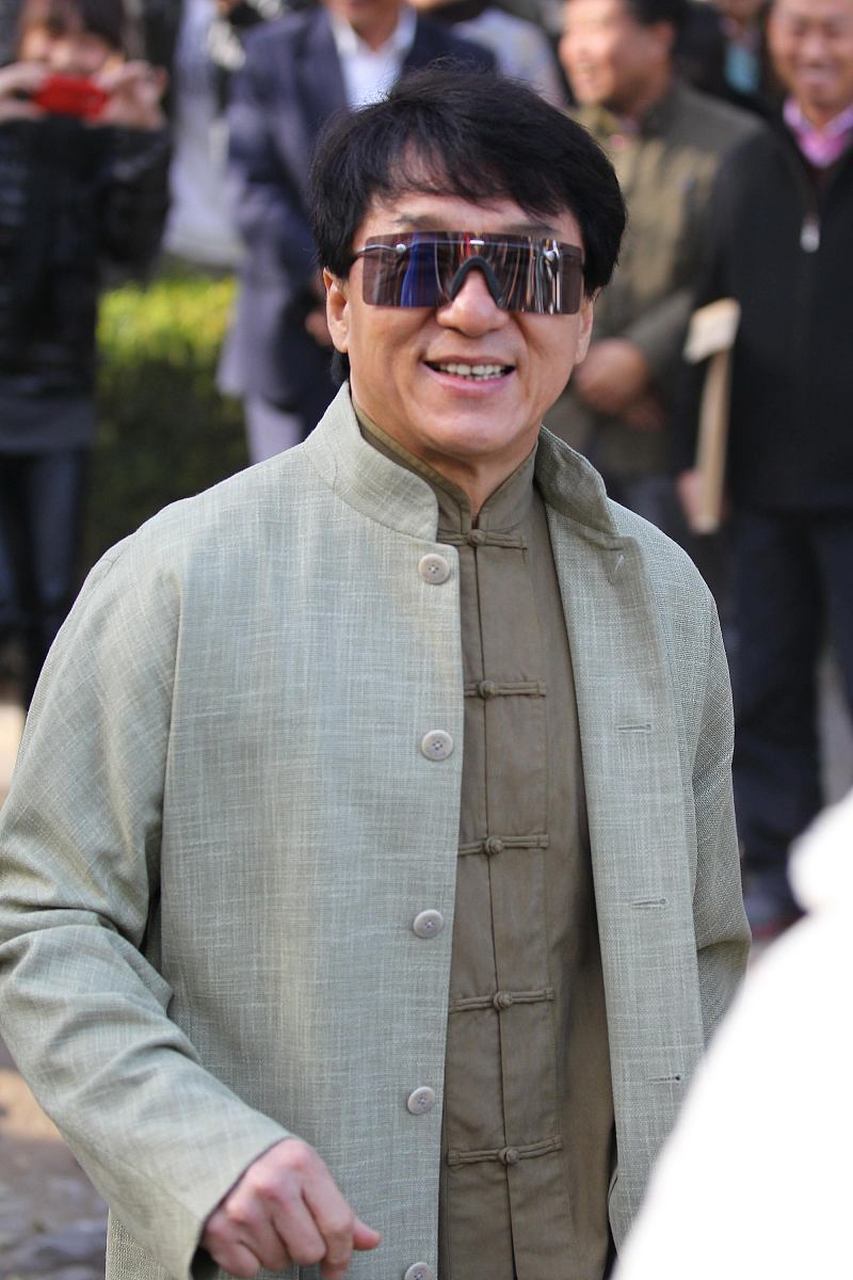 演员成龙说,古龙是喝酒喝死的,整个肝都硬掉了.