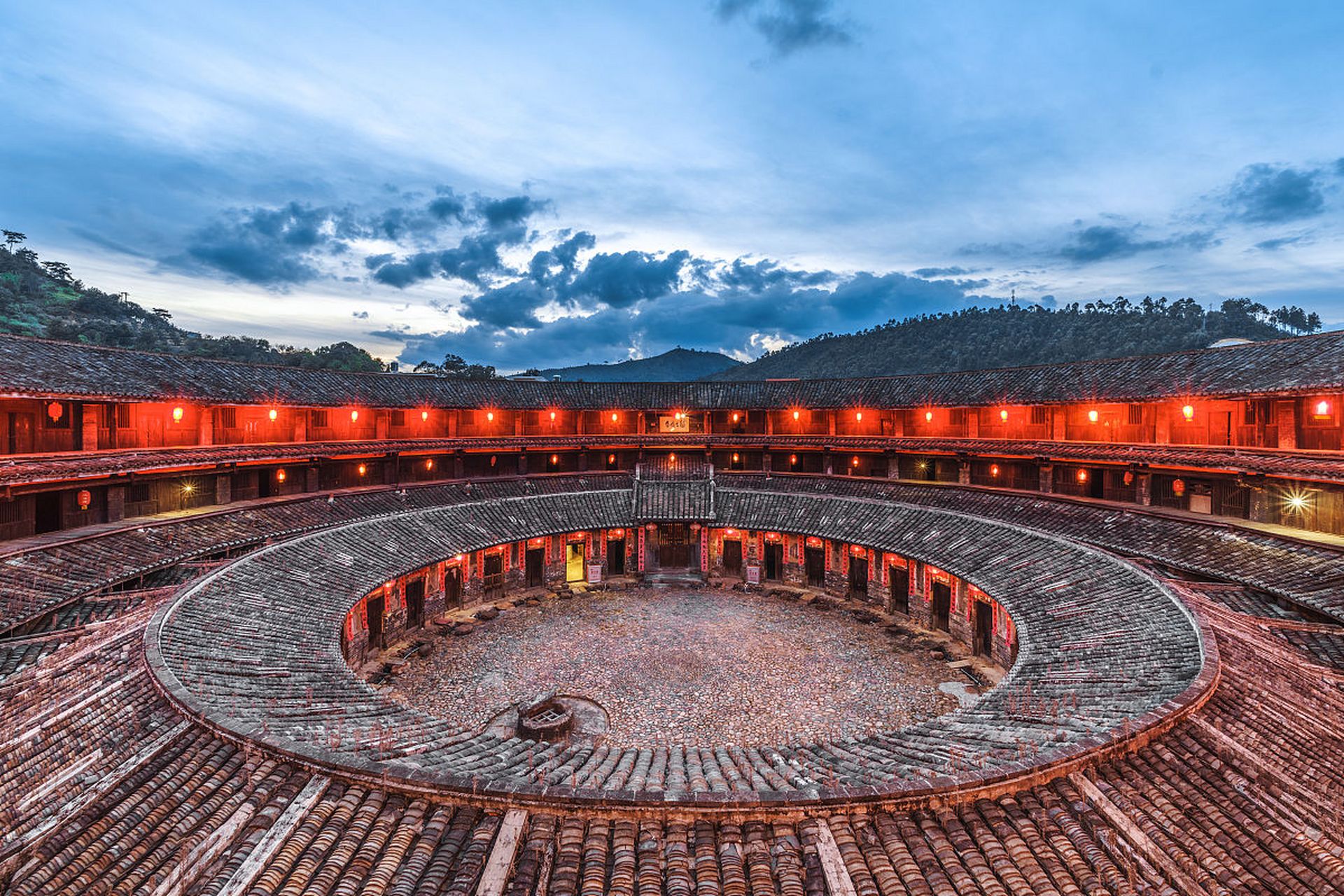 梅州旅游景点攻略 梅州,位于广东省东北部,是一座历史悠久,文化底蕴