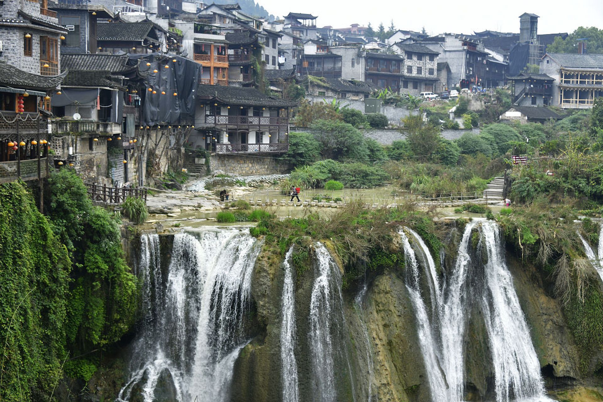 芙蓉镇,这个位于湖南省湘西土家族苗族自治州永顺县南部的古镇,以其