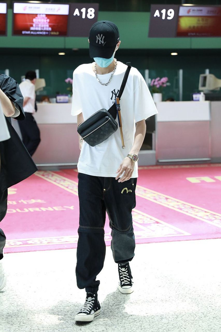 王一博的潮流鞋带系法因其创意和个性成为粉丝争相效仿的对象,也增加