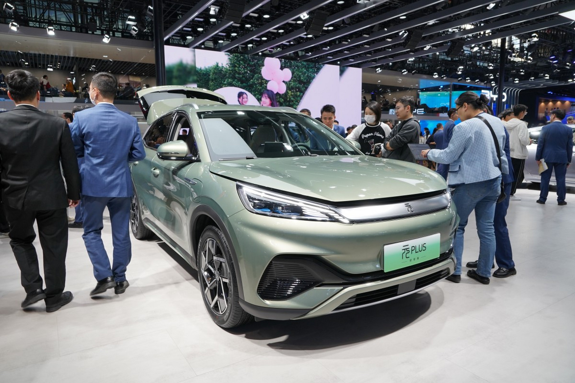 华为问界新m7并非纯电动汽车,而是插电式混合动力车,采用增程式动力