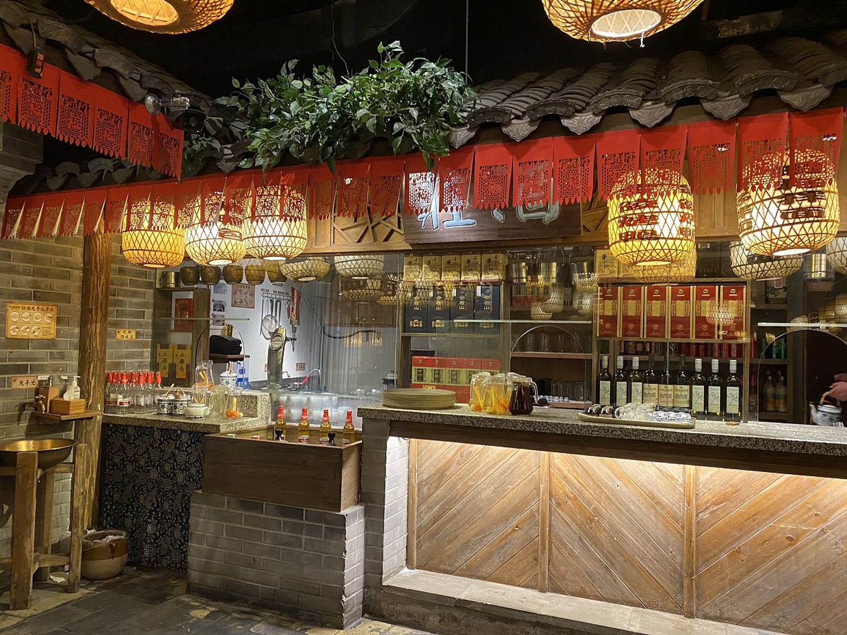 鸡毛店  成都到处开的鸡毛店总店就在温江哦  也是从温江发源的,位于