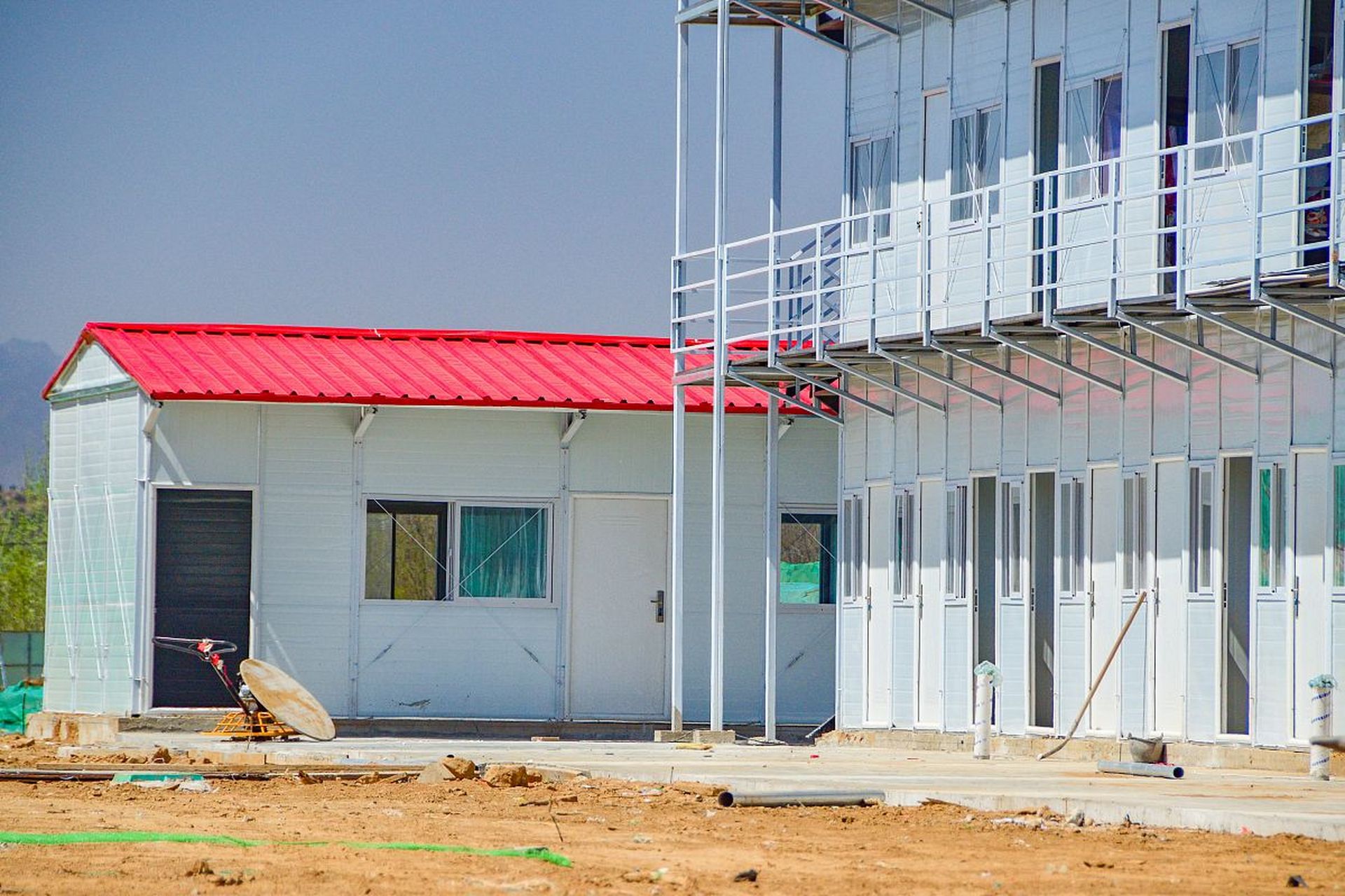 活动板房作为临时建筑在建筑工地广泛应用,但其回收处理存在意识不强