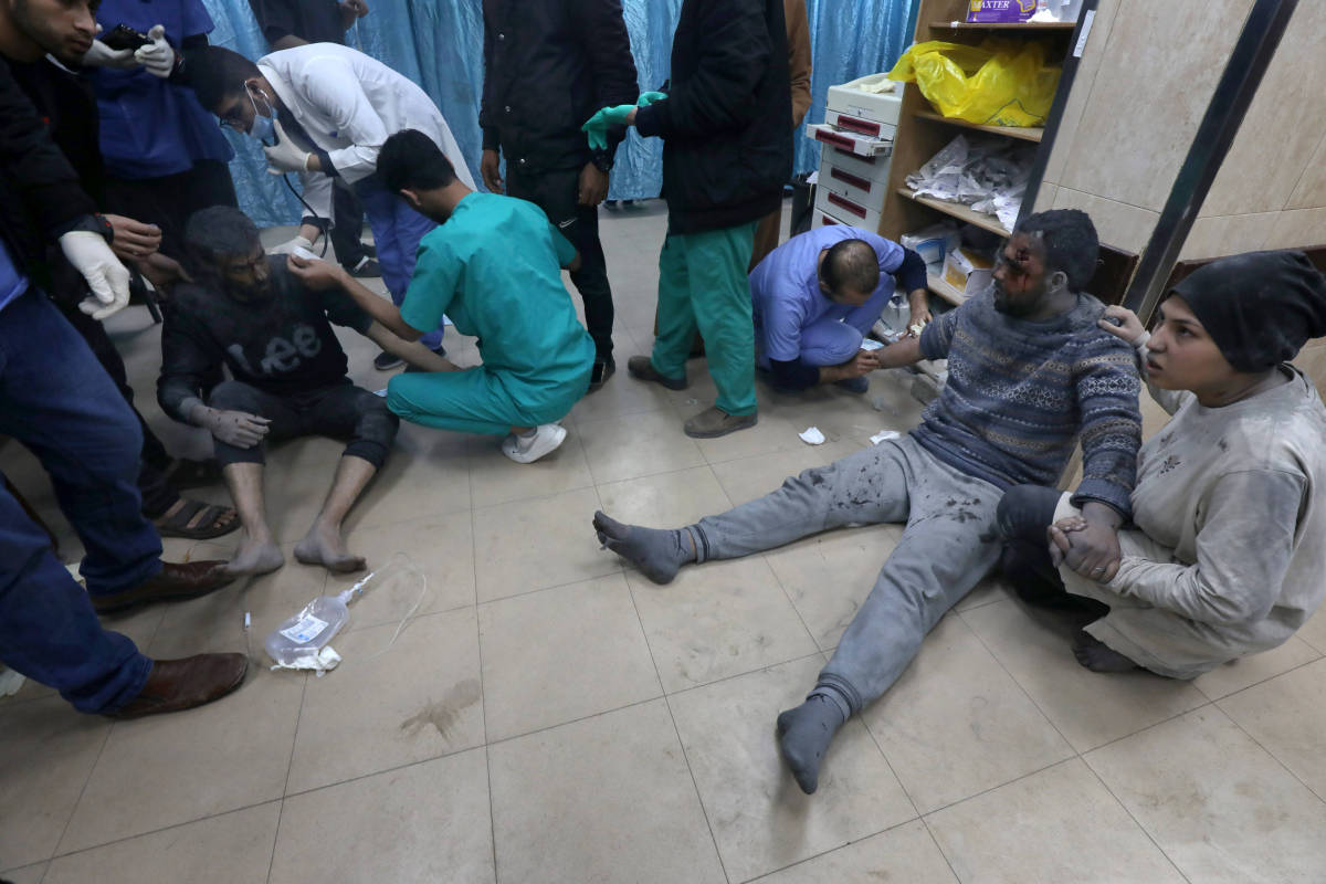 男子在小区群吵架后持刀伤人 琐事引发悲剧