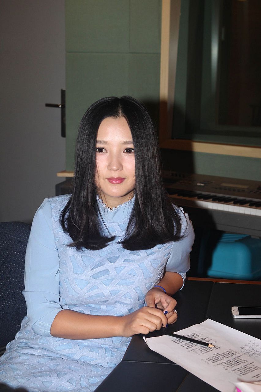 王雪梅决定将房产过户给孙女小雨,引发刘娟的不满.