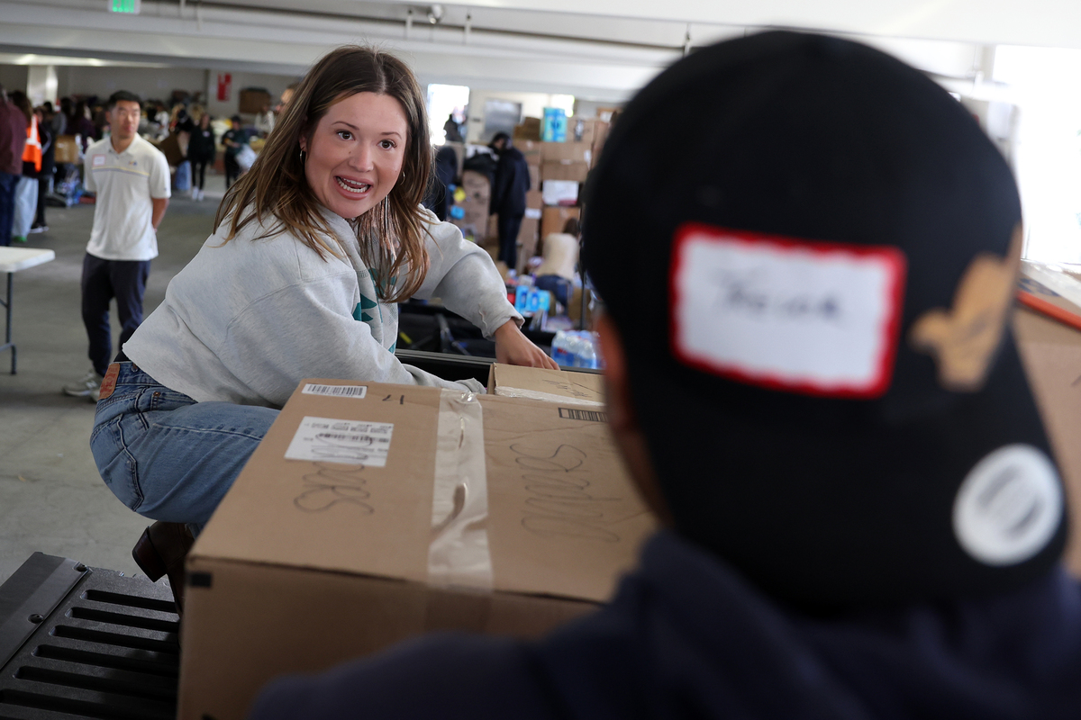 今天刷到一个美国送快递的抖音, 他说根本没有包裹送了, 都放假了