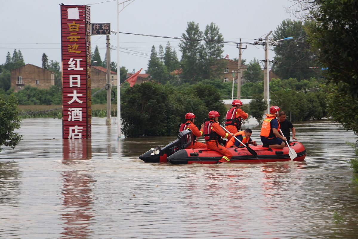 涿州市灾情告急!消防队,武警部队,解放军等救援队伍冒雨奋战!