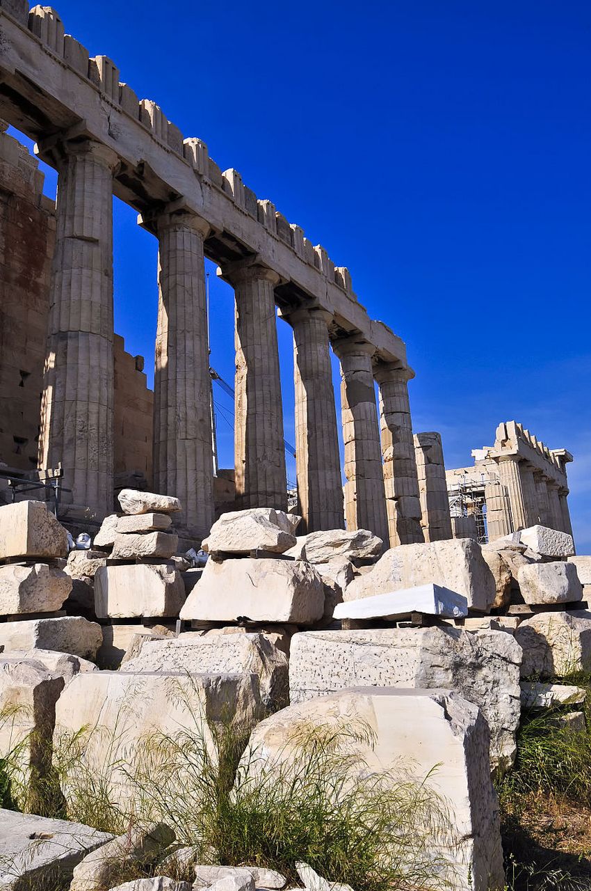 德尔斐神庙的三句神谕"认识你自己","凡事勿过度","承诺带来痛苦"都是