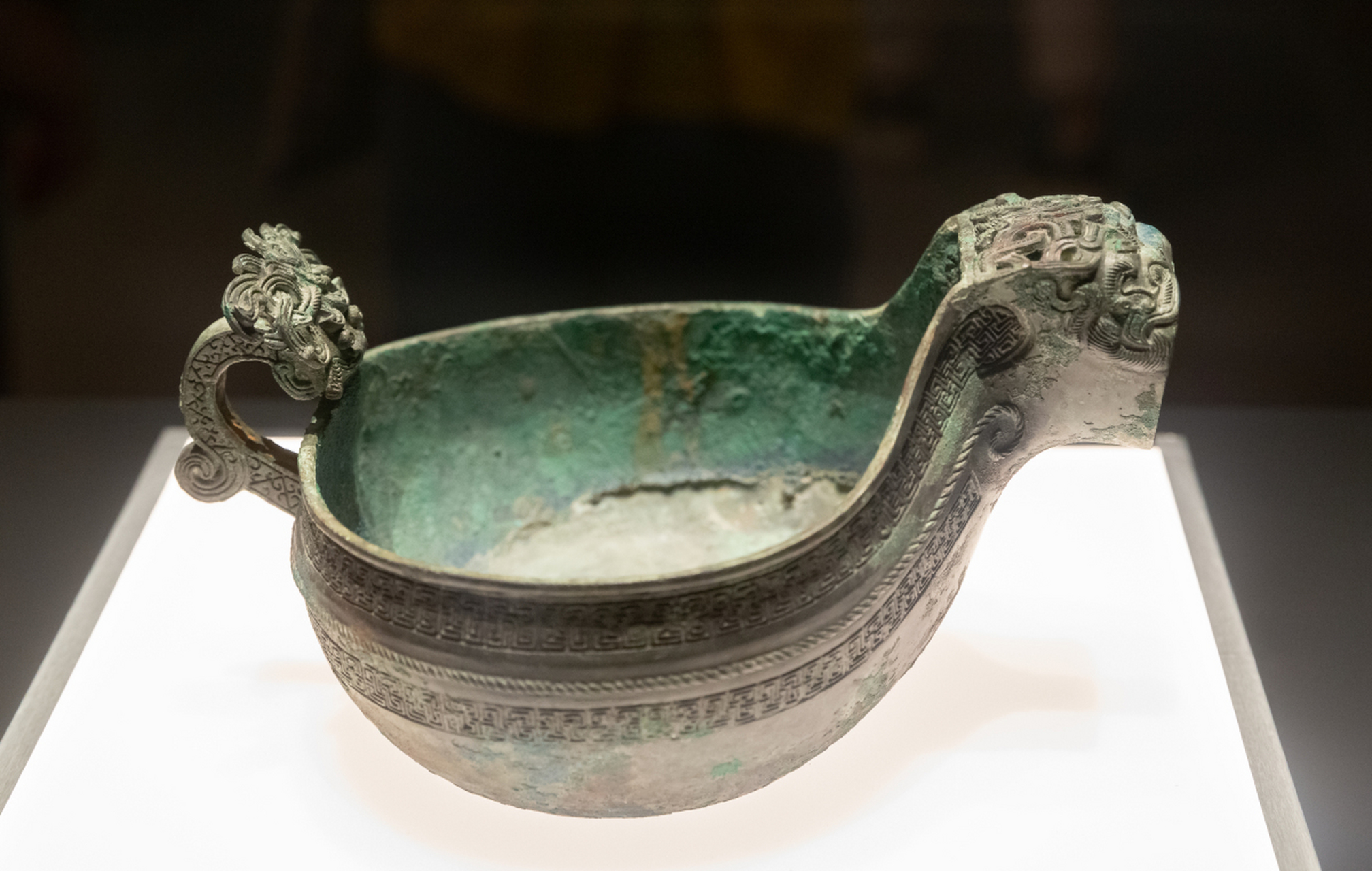 蟠虺pán68huǐ纹匜yí 蟠虺纹便是青铜器纹饰的一种 以蟠曲小蛇的