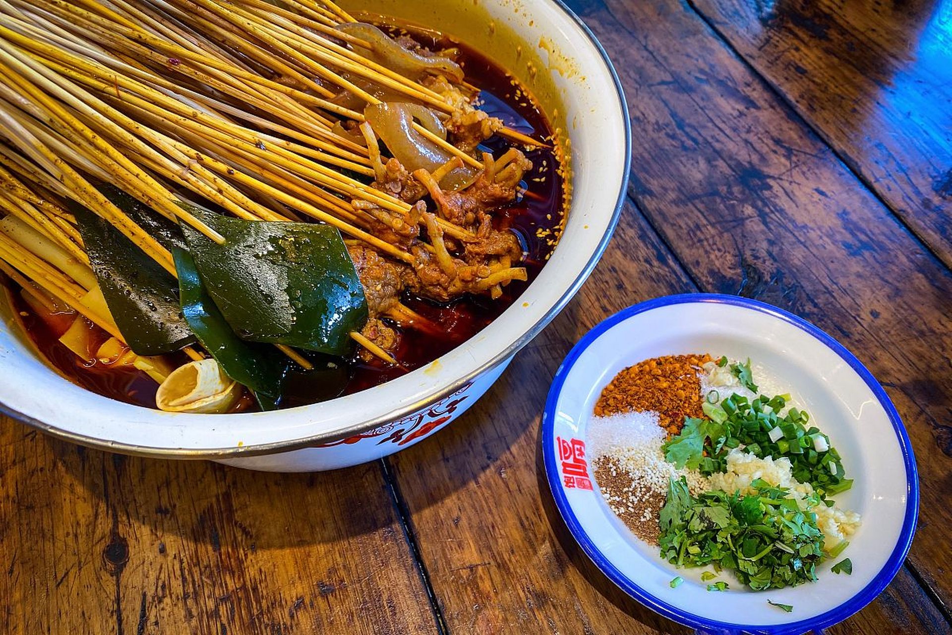 成都冬日美食推荐# 冬日成都美食推荐:麻辣烫  在成都的冬日里,来