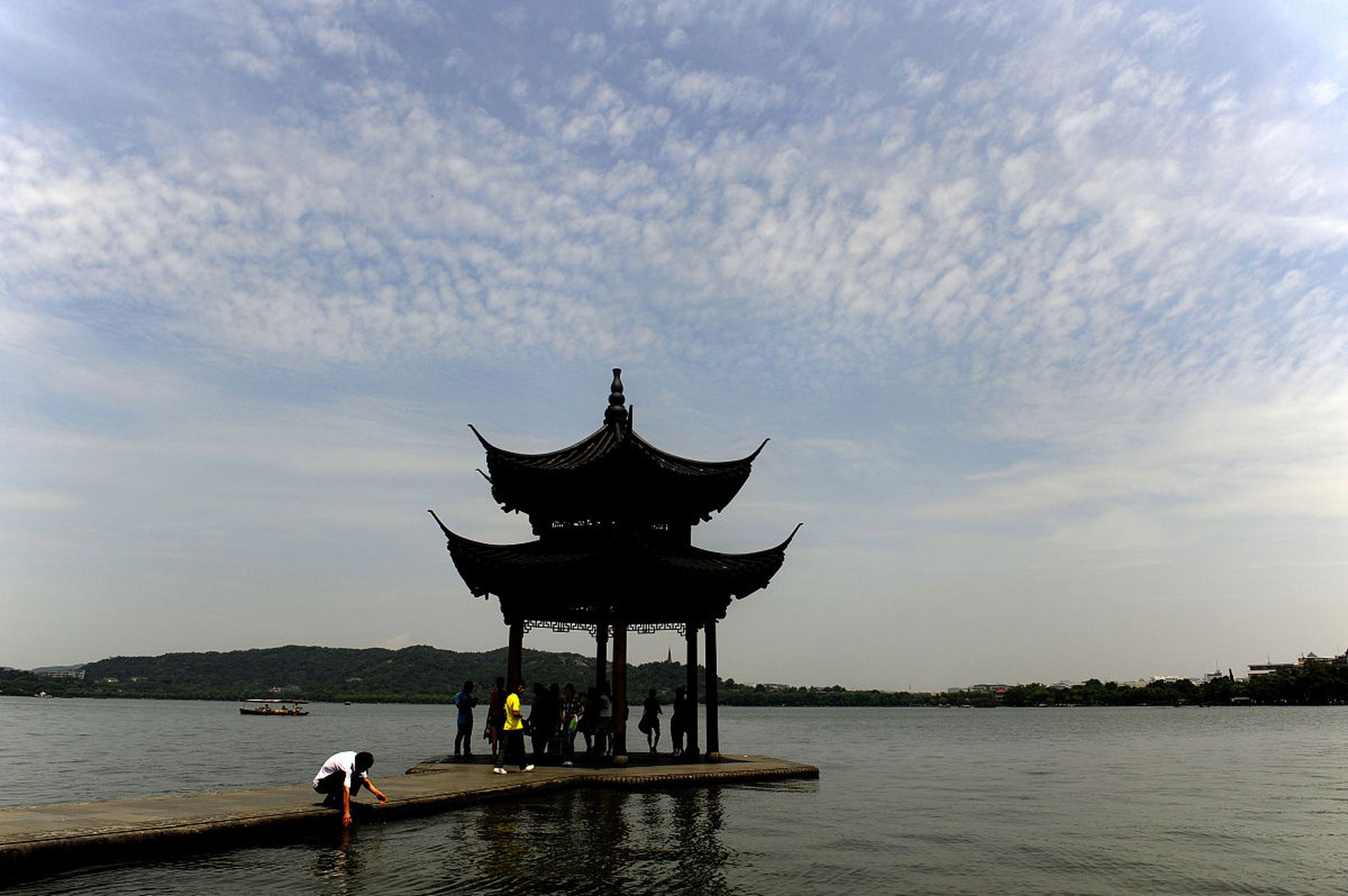 西湖,作为中国最著名的湖泊之一,一直是人们探索的美景胜地.
