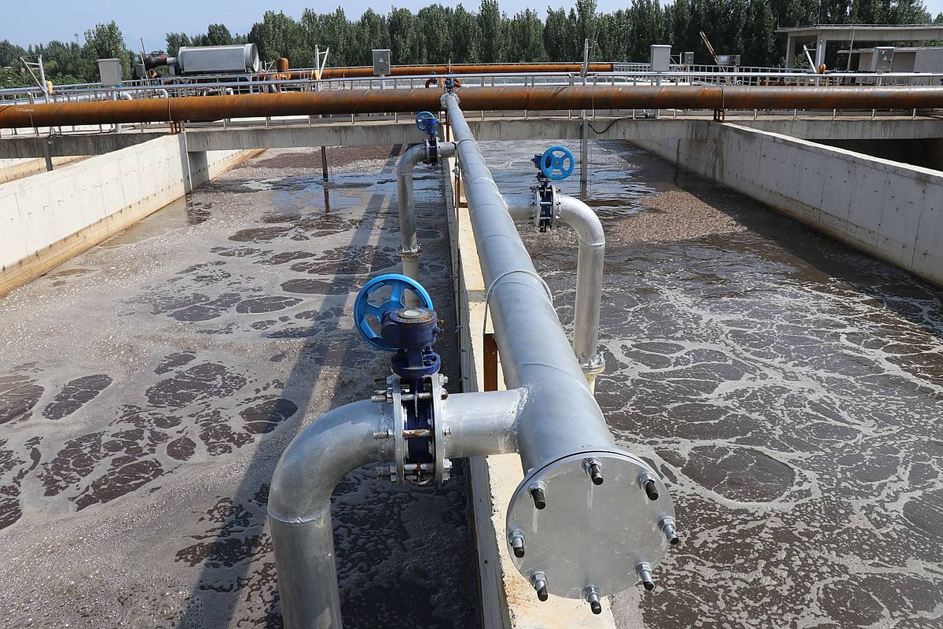 污水处理厂生物膜法: 1,好氧生物膜法又称为固定膜法; 2,基本特征是在