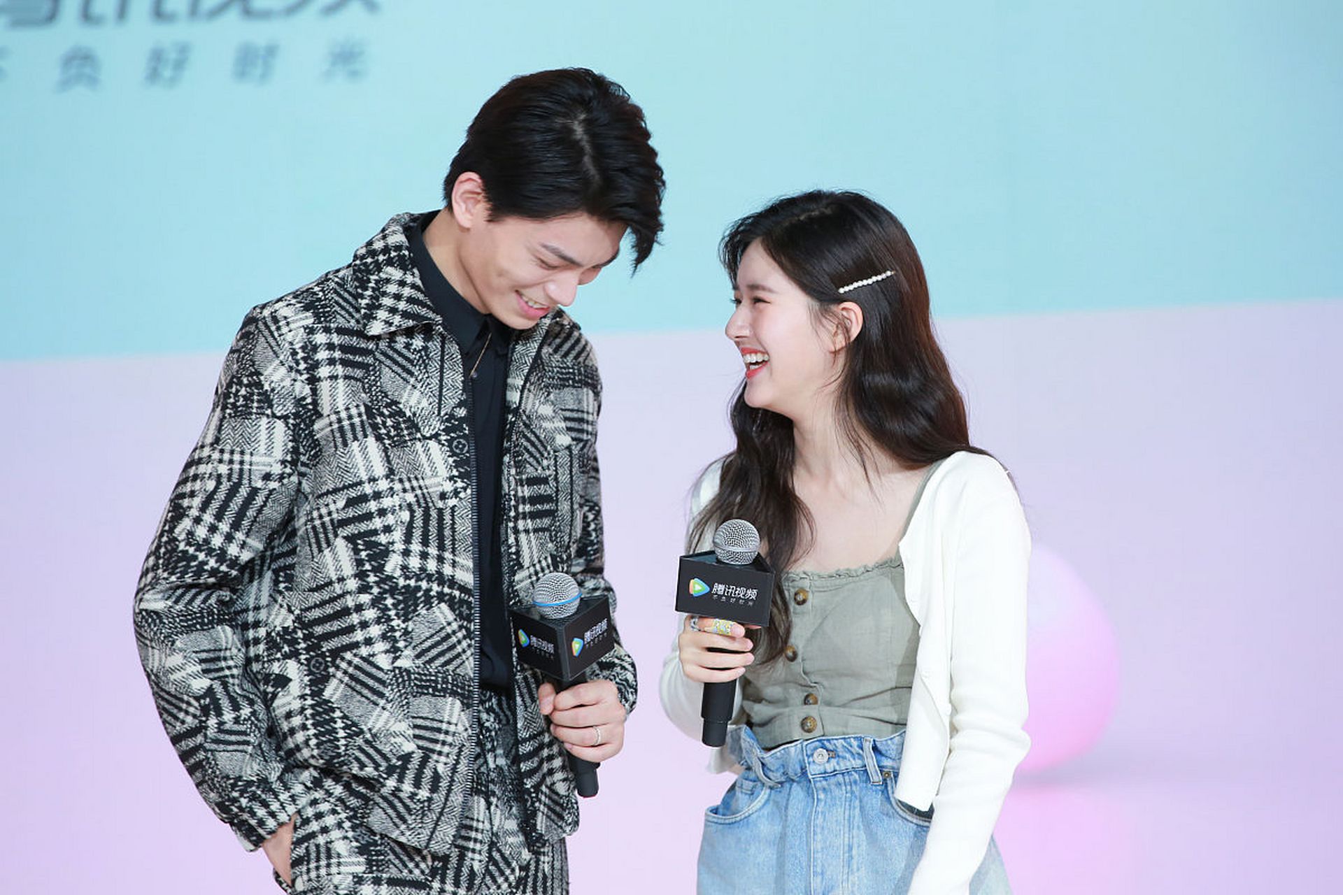 王鹤棣赵露思合影#   6月24日晚,赵露思和王鹤棣同框参加了《你好