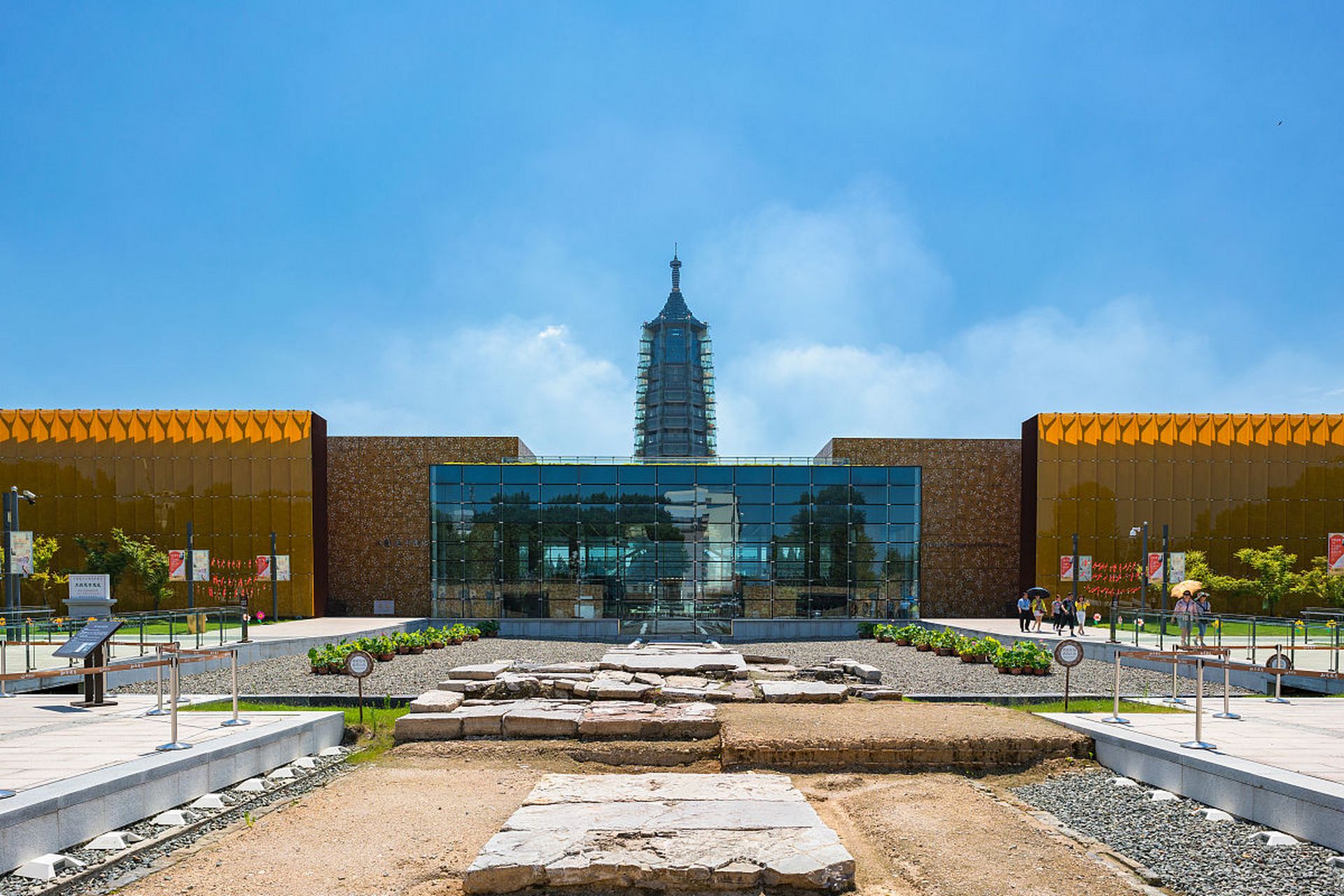 南京大报恩寺遗址景区,坐落于中华门外,承载着悠久的佛教历史,令人叹