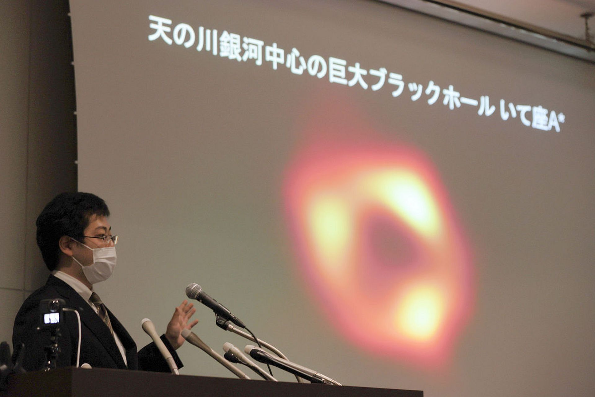 黑洞新发现# 武汉大学物理科学与技术学院天文学系王伟教授团队利用