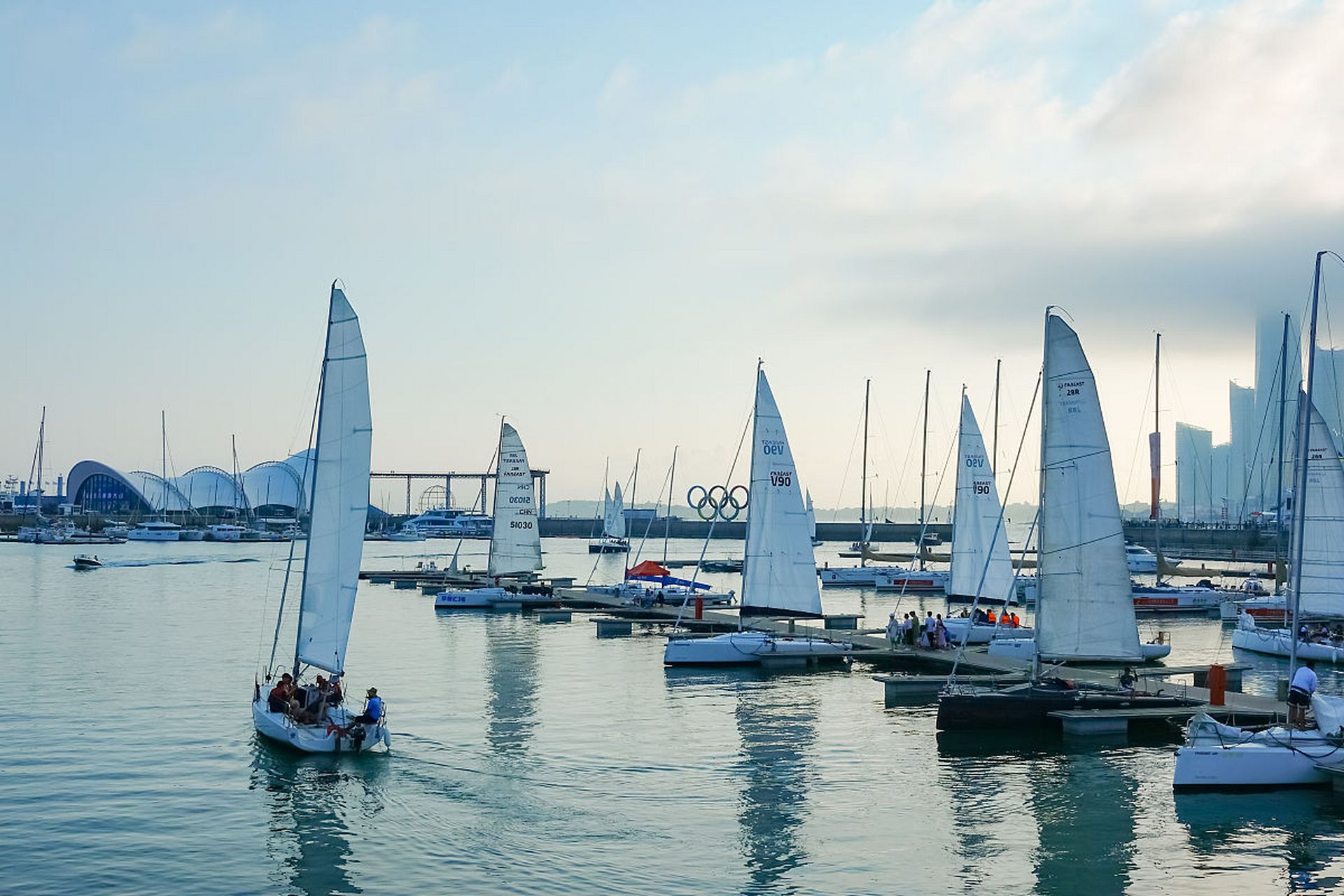青岛奥帆中心,位于青岛市东部浮山湾,是2008年北京奥运会帆船比赛的