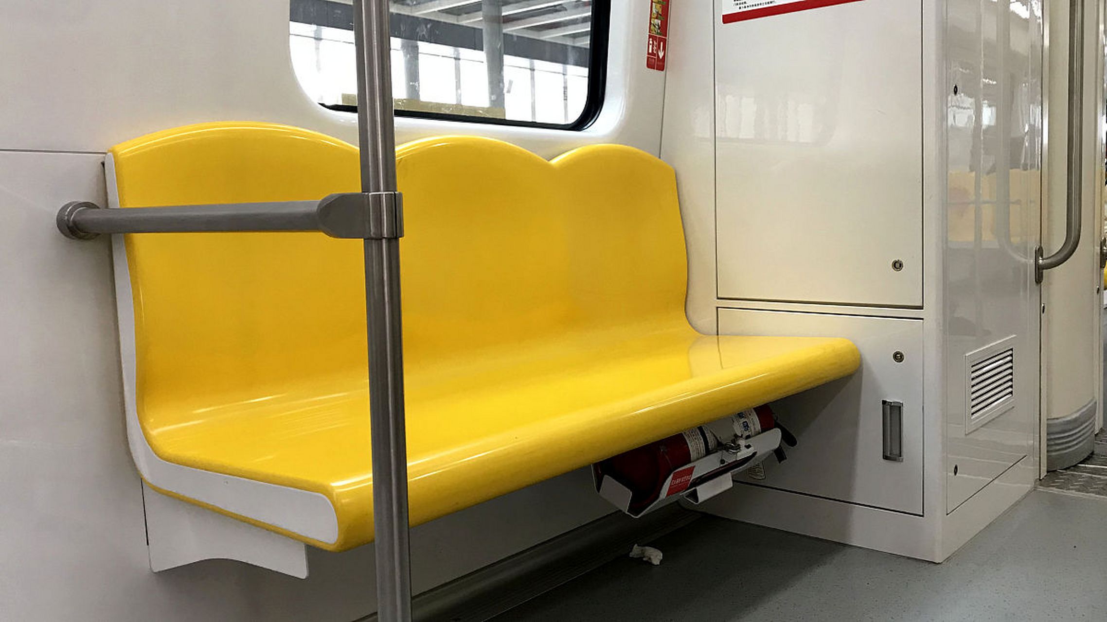 在西安坐地铁坐出炕的感觉# 近日,随着天气转冷,西安地铁座椅加热