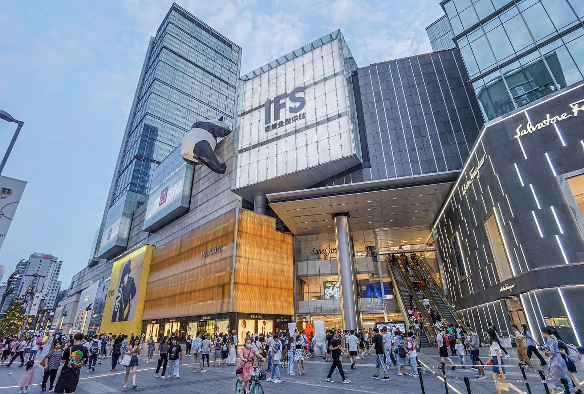 成都ifs国际金融中心位于成都市锦江区红星路8号,是一座现代化的购物