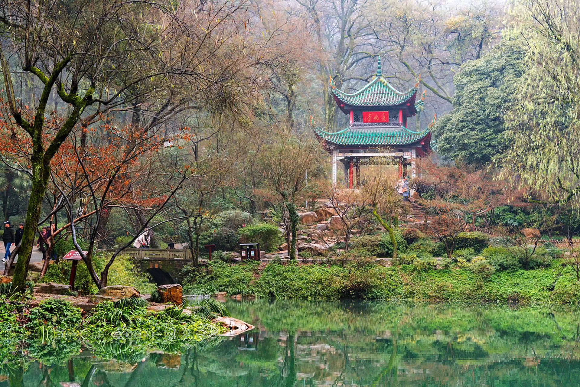 岳麓山,位于长沙市岳麓区,是中国著名的文化名山之一.