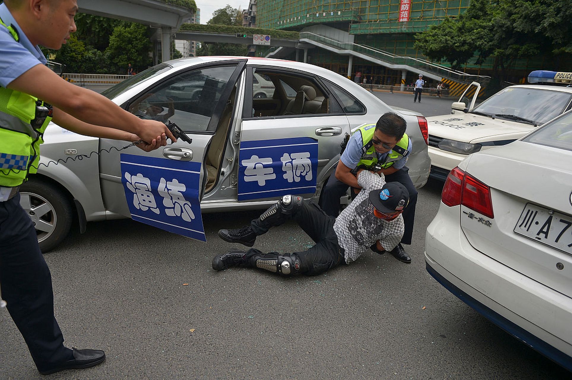 最近浙江警方破获一起碰瓷案,而这些碰瓷者大多是富家子,家境优渥
