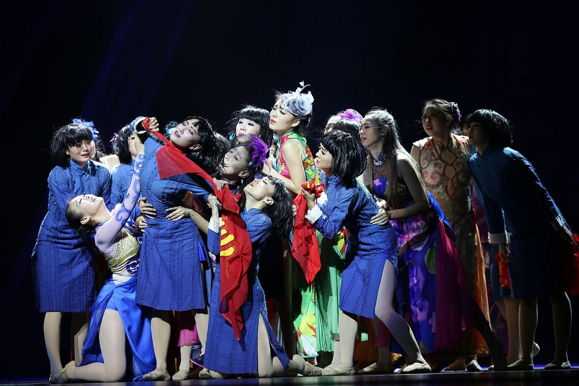 表演专业的毕业生可以在舞台剧中担任演员,展现自己的表演技巧和舞蹈