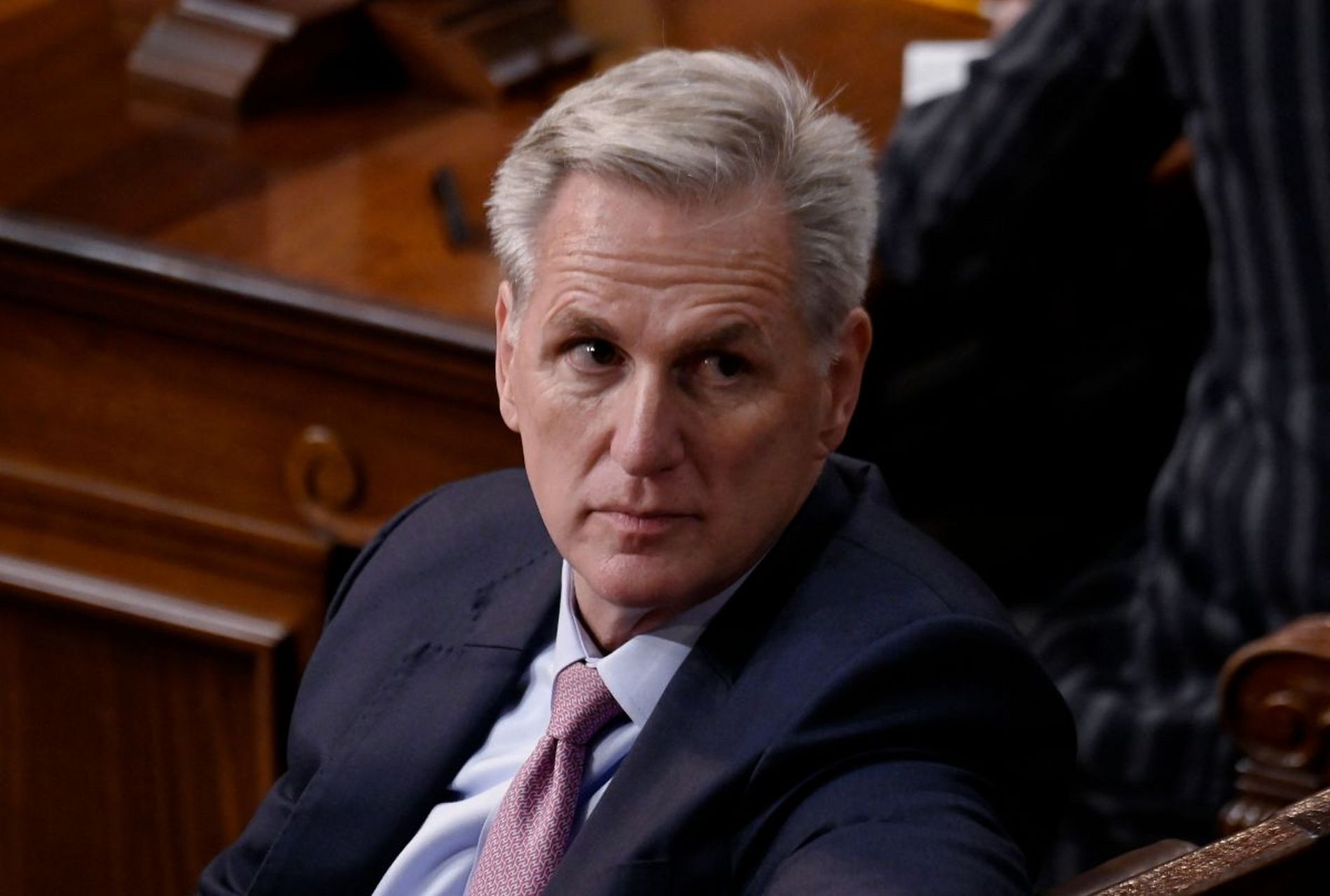 美国众议长麦卡锡被免职,罢免他的理由有三个,一是共和党认为他和民主