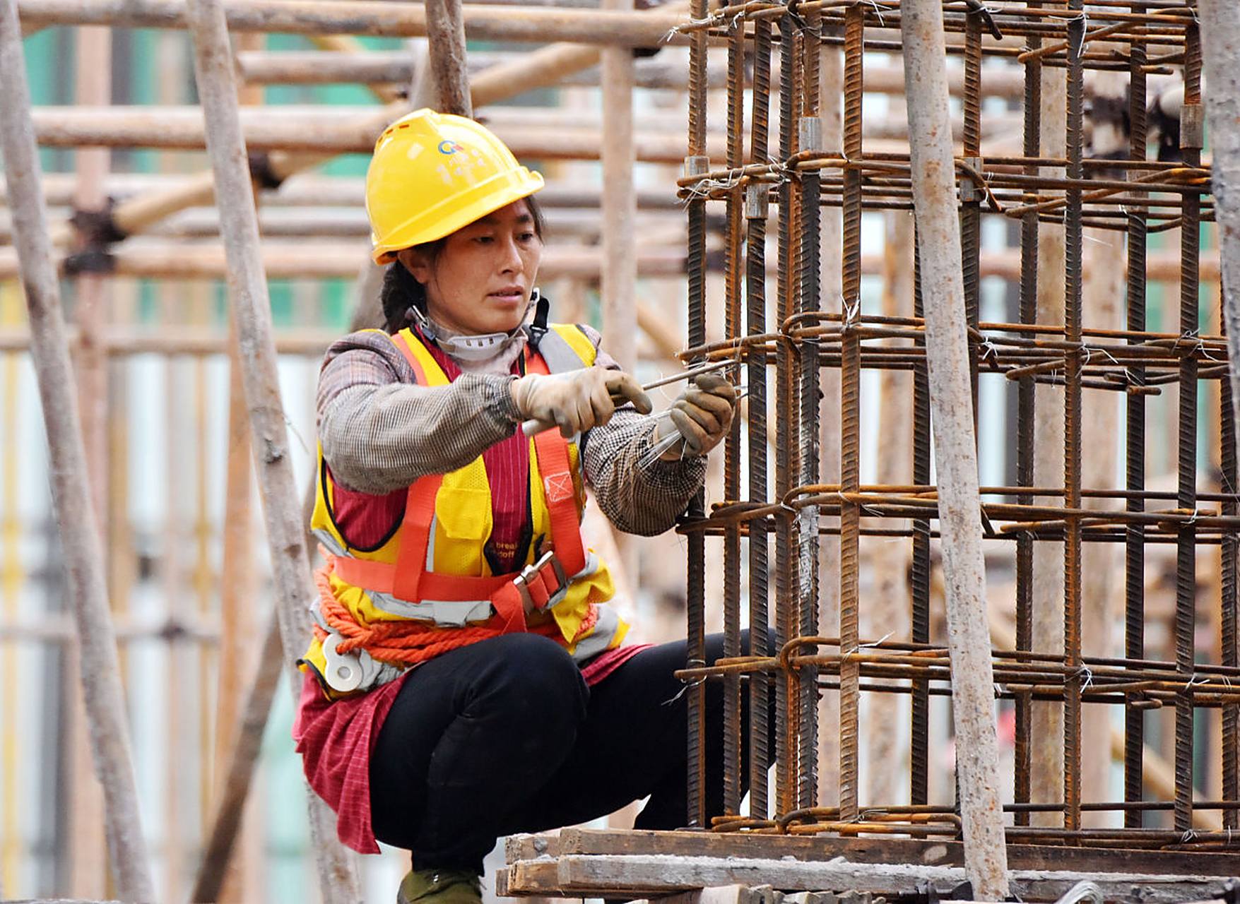 作为一名钢筋工,我在工地上工作,常常有男工友对我开玩笑,质疑我找个