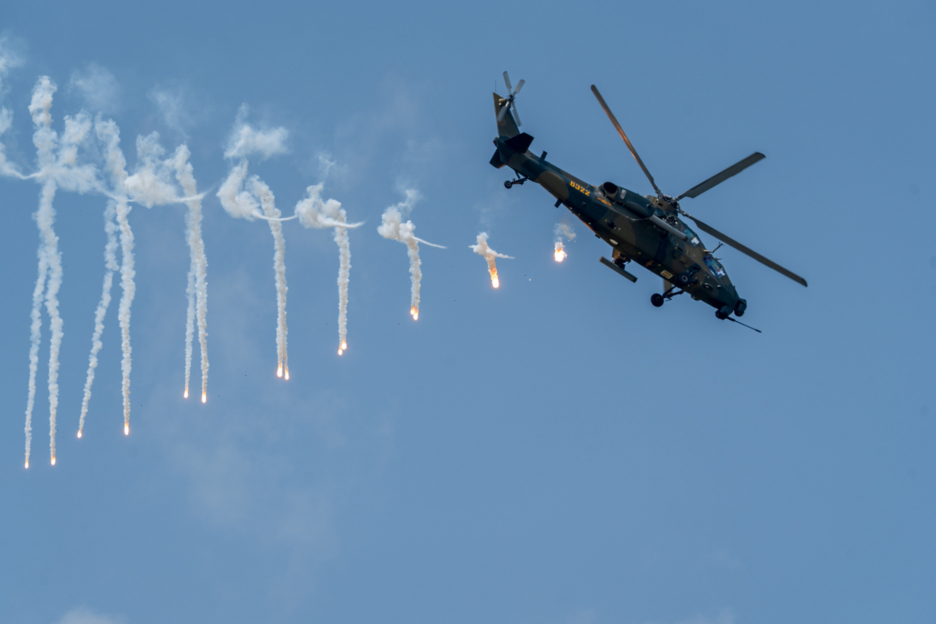 俄乌战争告诉我们,在单兵导弹面前,个头大速度慢的武装直升机就是个