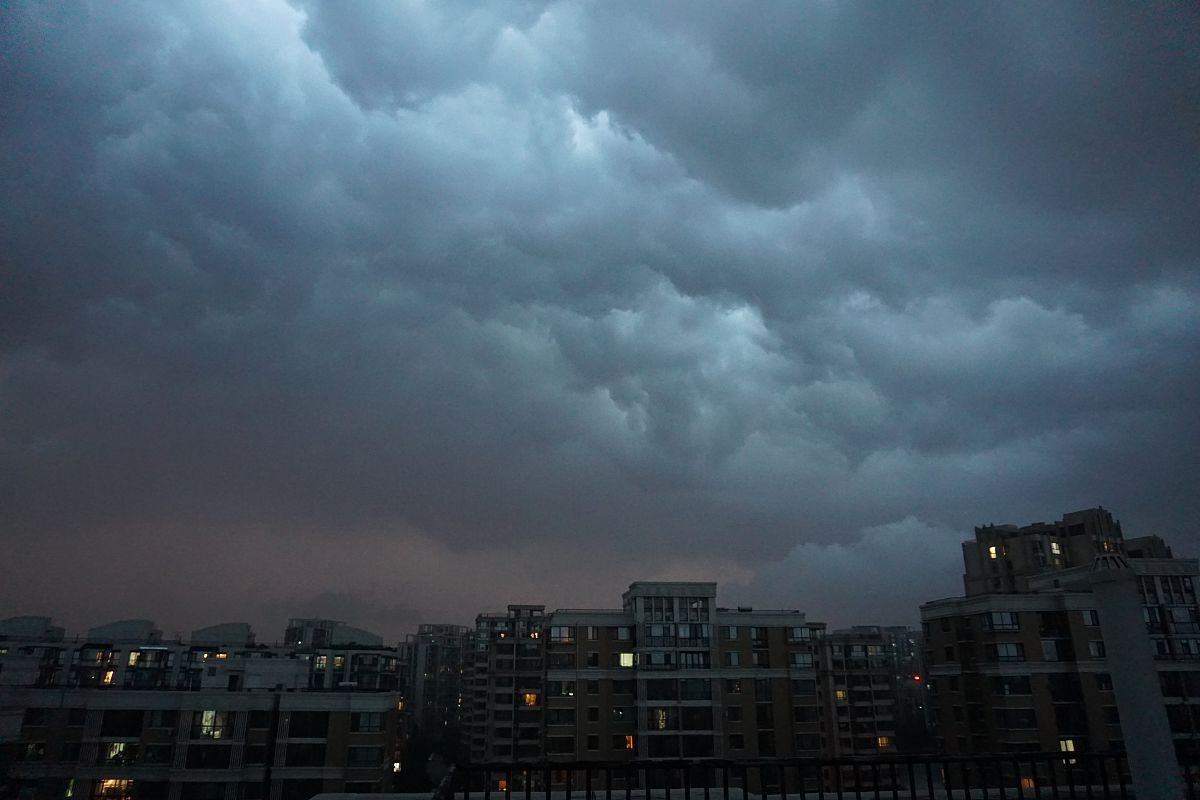 不喜欢阴沉沉的天气 阴沉的天让人感觉很压抑 雨淅淅沥沥了一整天 到