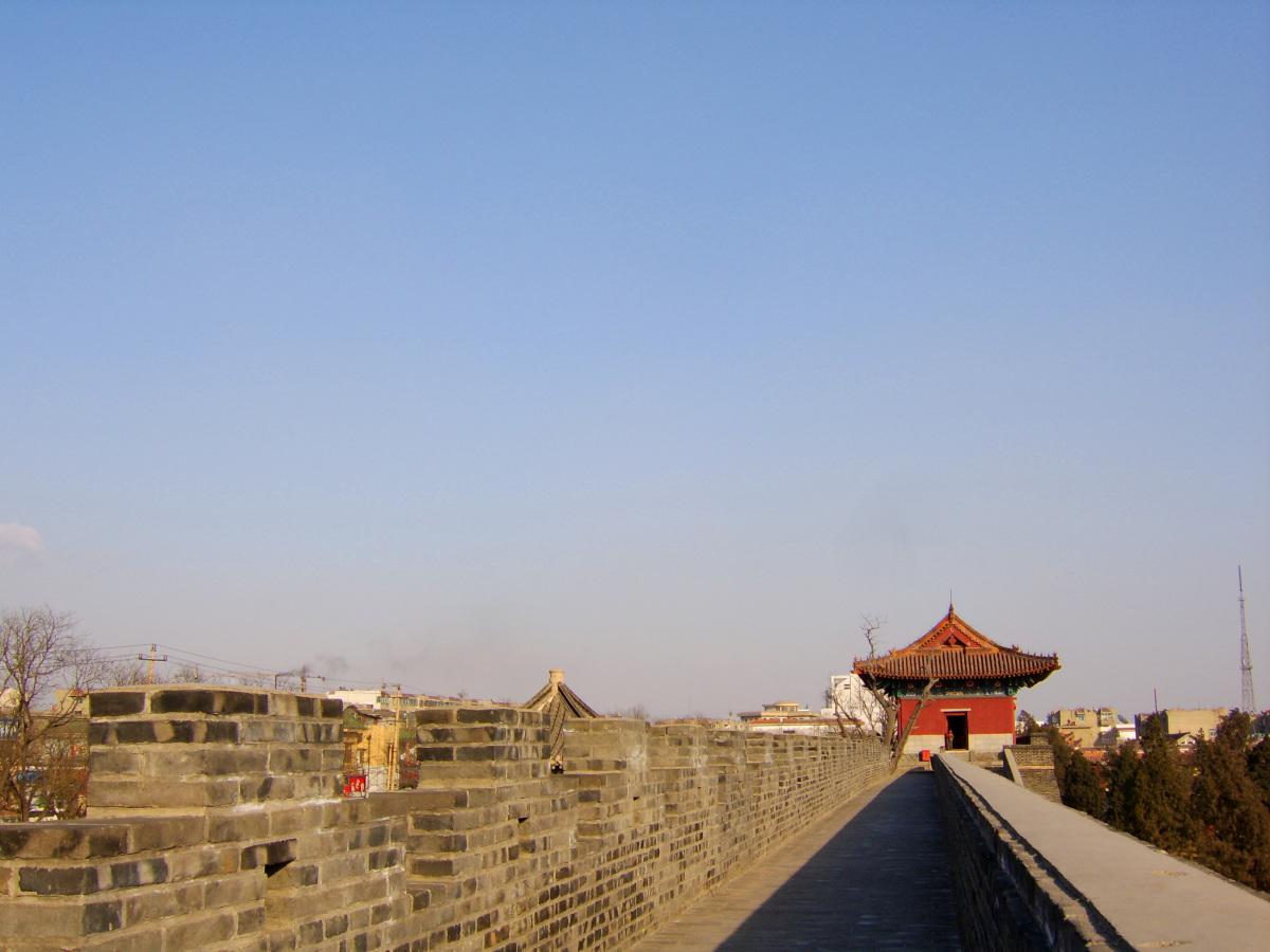 嘿,上海的朋友们,你们是否曾想象过,在嘉定镇人民街西端,有一段古城墙