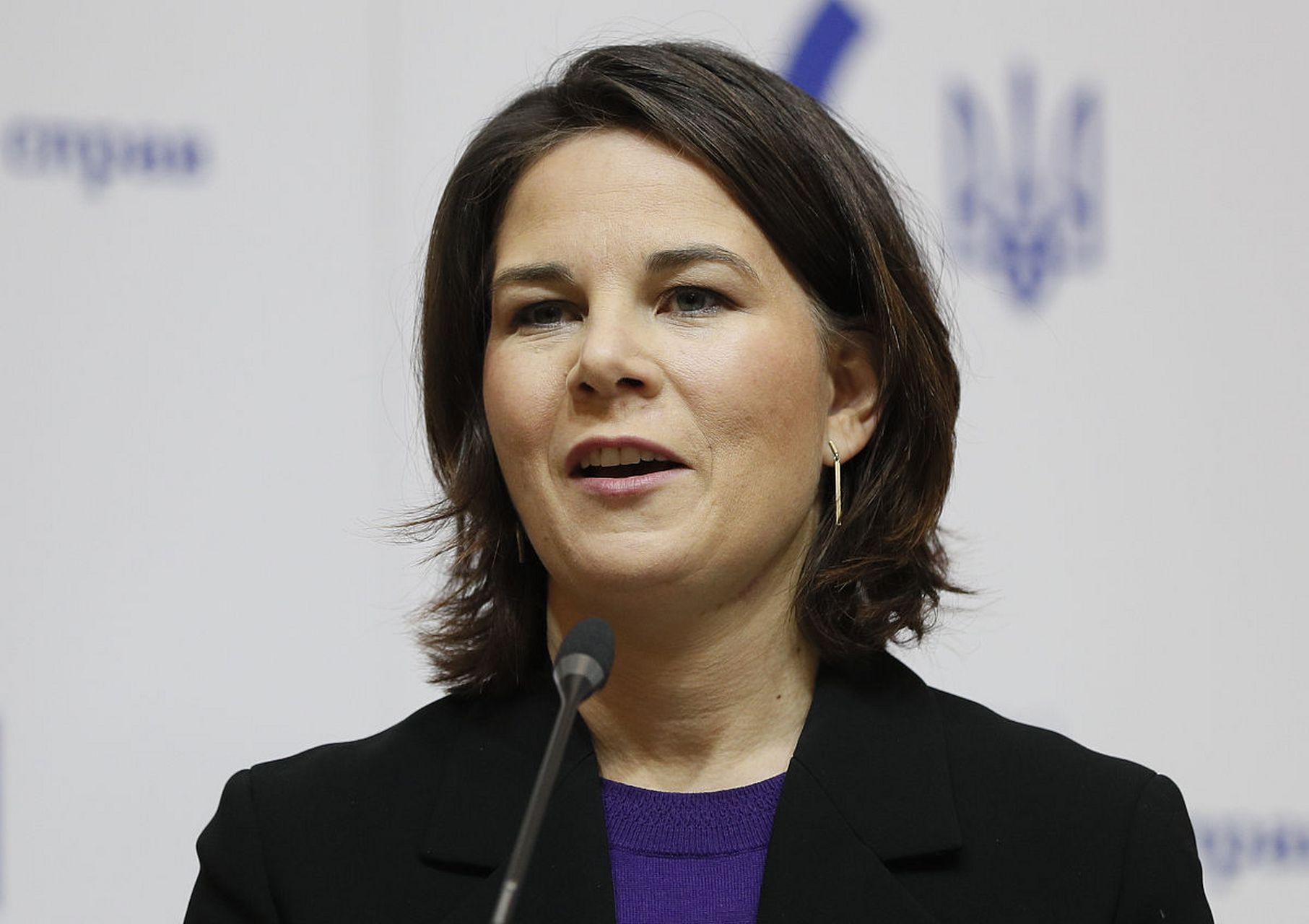 德国外长贝尔伯克遭到乌克兰外长当场质问  乌克兰外长库列巴向德国外