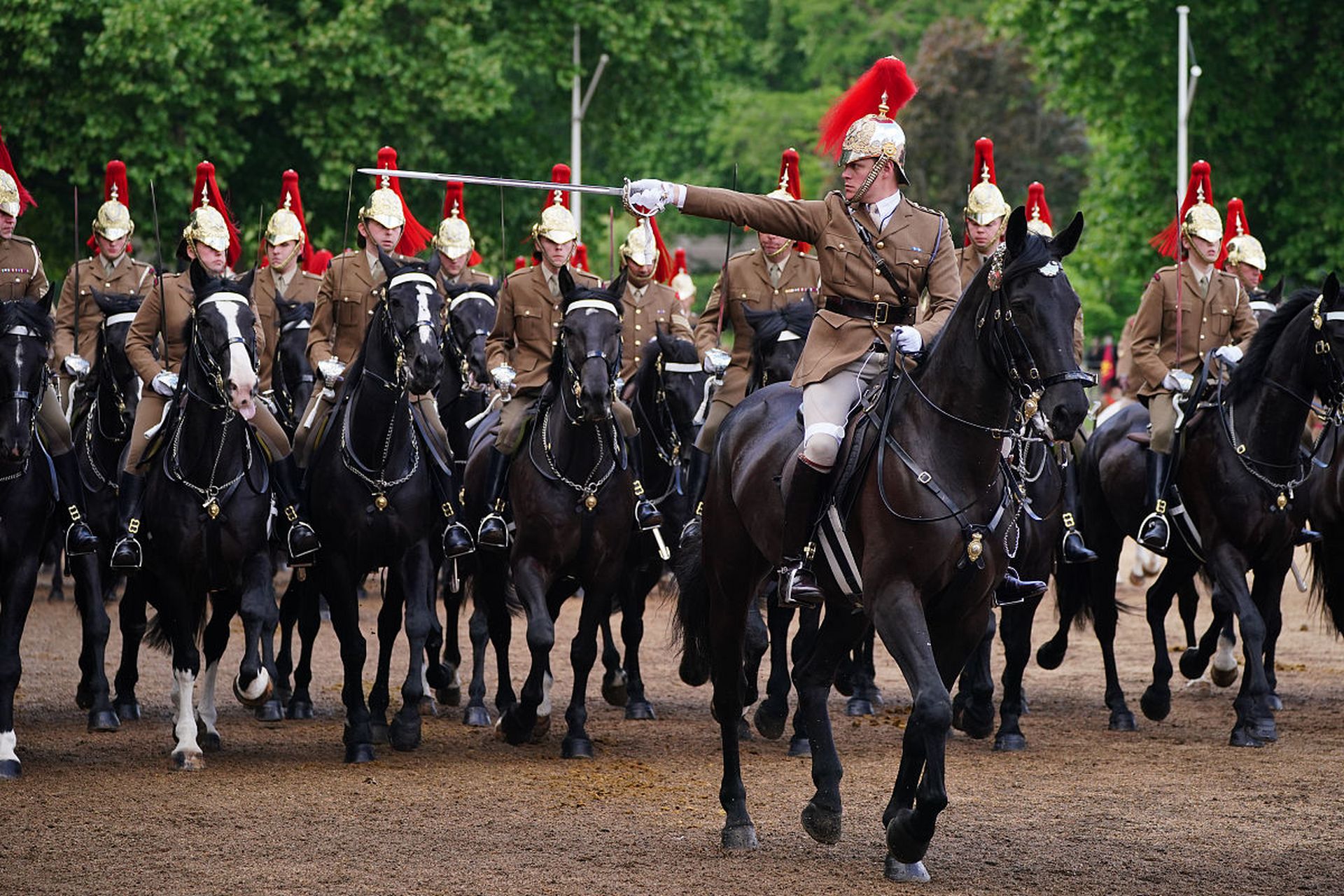 骑兵是骑马作战,冷兵器时代靠着马冲刺的速度,挥动武器危力巨大,所以