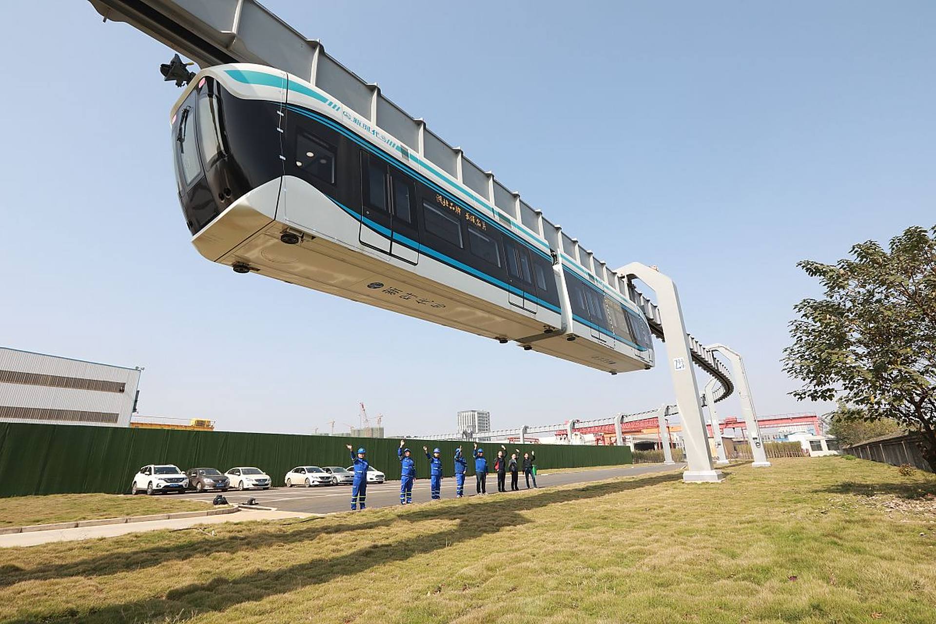 中国首列出口新能源轻轨列车下线#  中国首次!