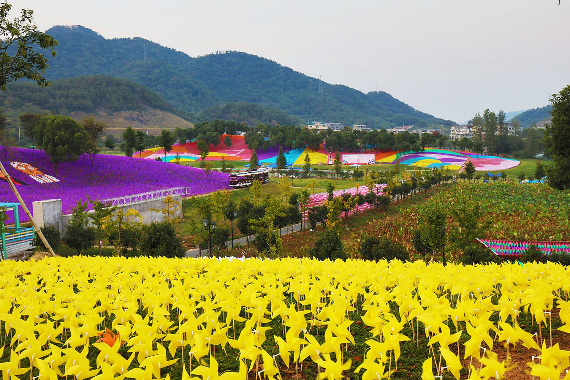 茅山旅游度假区的花海小镇,一座来自东方的世界级花园——花谷奇缘