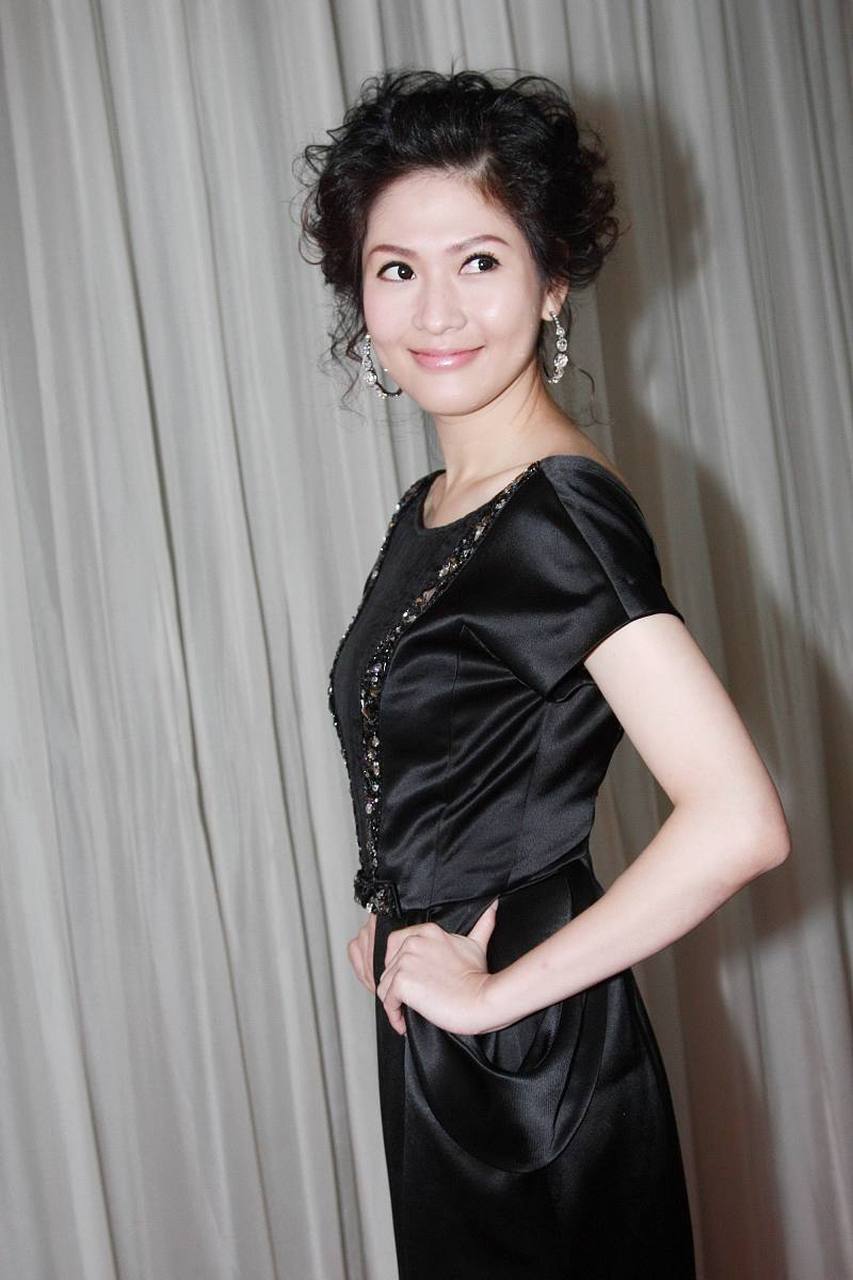 弯弯的女演员温翠萍,曾经在《唐伯虎点秋香》饰演冬香,也算是有点存在