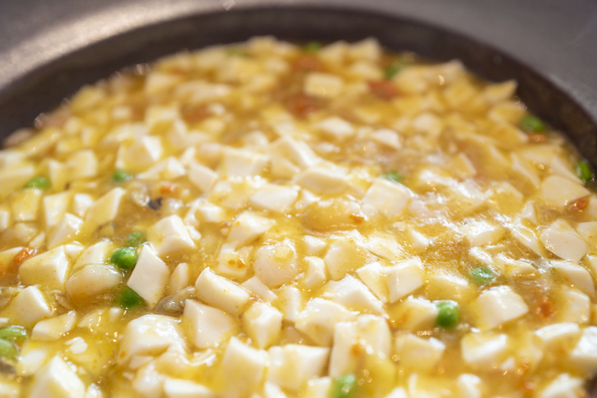 平桥豆腐是江苏省淮安市的传统名菜,以鲫鱼脑和鸡汤调味,口感鲜美