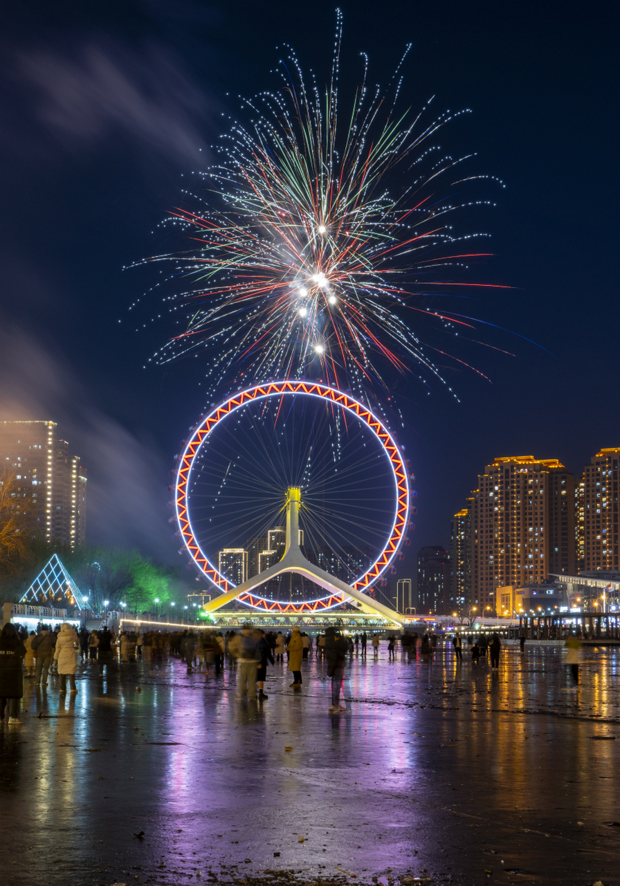 78天津之眼,是亚洲唯一建在桥上的摩天轮,是天津的地标之一.