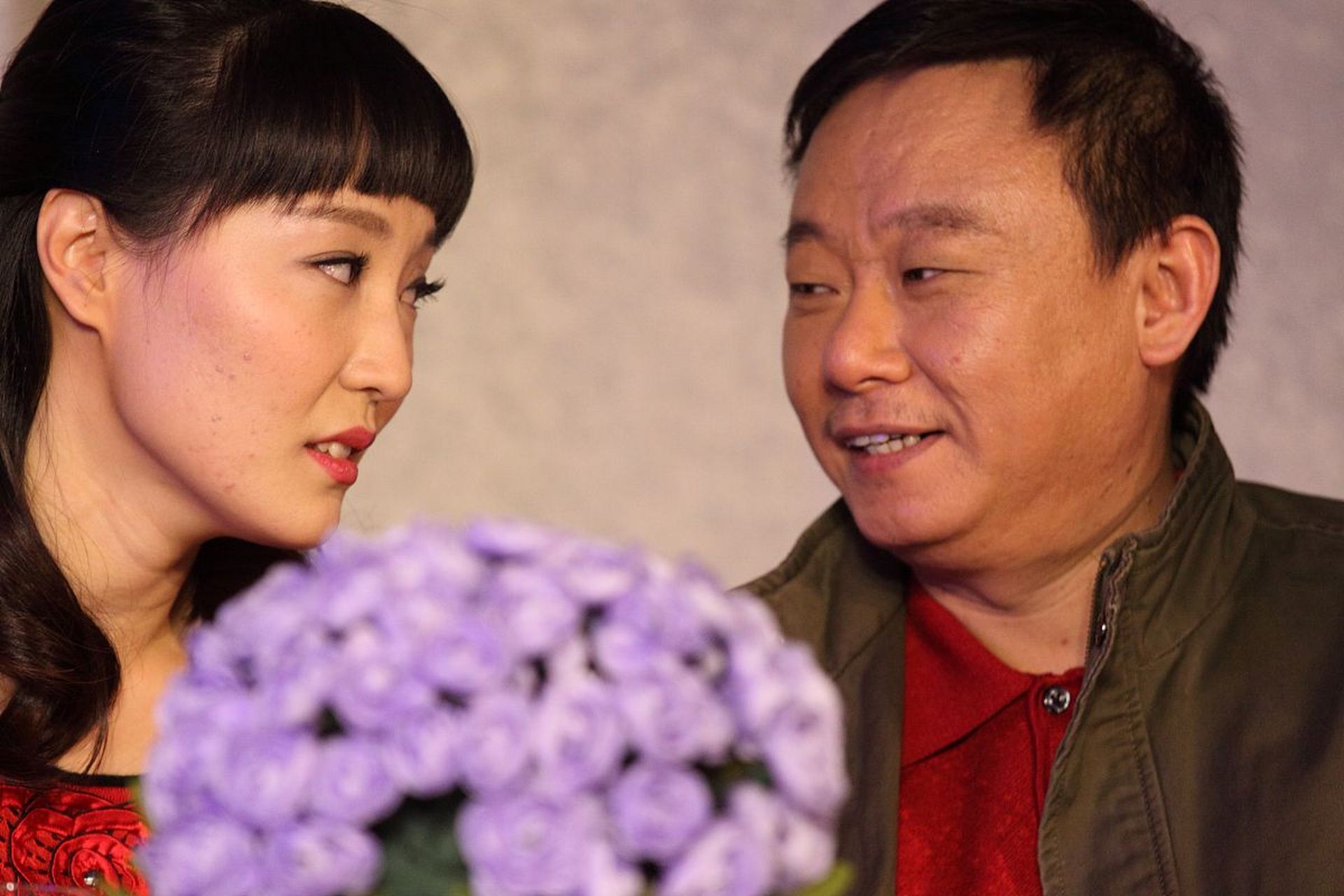 2004年,冯巩被小保姆张梦威胁道:"如果不给我50万,就把咱俩的关系公之